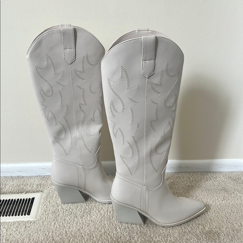 Elegant Cream Cowboy Boots